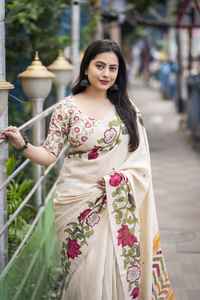 Sari en lin doux imprimé Kalamkari avec broderie Aari et miroir, et chemisier imprimé assorti parfaitement. - Product Image 6