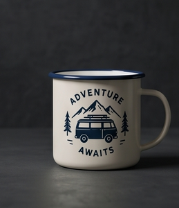 แก้วน้ำเคลือบโลหะสีขาวนวลแบบ OEM สั่งซื้อจำนวนมาก ตกแต่งด้วยลายข้อความ "Adventure Awaits" และลายรถบ้าน - Product Image 1