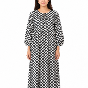 Belle robe en coton à motifs floraux, imprimée à la main, pour un usage décontracté. - Product Image 1