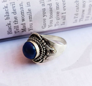 Bague artisanale en laiton et lapis-lazuli, design floral orné vintage, cabochon bleu, bijou bohème tendance pour femme - Product Image 4