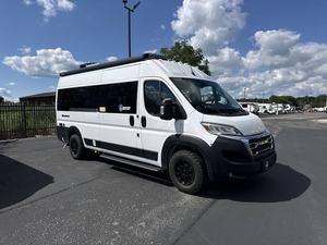 Camping-car d'occasion Thor Eddie Bauer 20E-B, camping-car, caravane, un chambre, cuisine, acier imperméable, pour le camping et les voyages - Product Image 1