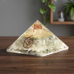 Pyramide d'orgonite en cristal de haute qualité avec fil de cuivre et incrustation de feuilles d'or pour la décoration intérieure - Product Image 3