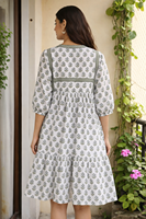 Robe midi pour femme en mousseline de coton tissée de haute qualité, imprimée, style bohème chic décontracté, coupe ample, avec détail de pompon au col, ethnique, été