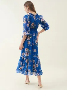 Robe longue maxi à imprimé floral bleu en georgette avec manches trois quarts et col haut pour un usage décontracté et un confort quotidien - Product Image 3