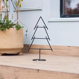 Sculpture d'arbre de Noël en métal noir de qualité supérieure, avec un design minimaliste moderne en fil métallique, idéale pour la décoration des fêtes - Product Image 1