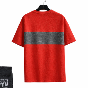 T-shirt rouge personnalisé pour homme en tissu texturé avec bande grise sur la poitrine, manches courtes, style décontracté streetwear, coupe oversize, tendance été - Product Image 2