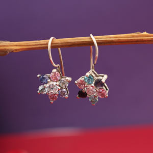 Boucles d'oreilles pendantes en pierres précieuses florales du Rajasthan, en argent sterling 925, pour femmes et filles, à porter lors de mariages, de fêtes et de cérémonies. - Product Image 3