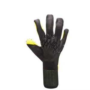 Gants de gardien de but avec paume en latex à haute adhérence pour un contrôle optimal lors des matchs, support flexible pour les doigts et sangle de poignet sécurisée. - Product Image 4