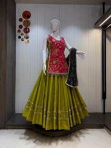 Conjunto Tradicional Indio de Lehenga Choli, Seda Negra con Bordado Verde, Blusa Verde, Dupatta Roja, Ropa de Boda, Estilo Holgado hasta el Suelo para Mujer - Product Image 6