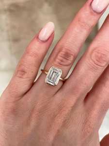 Bague de fiançailles en diamant étincelant sertie clos, émeraude de laboratoire, alliance de luxe pour demande en mariage, or massif 14K 18K, prix usine en gros - Product Image 2