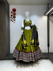 Ensemble Lehenga Choli en Soie Brodé Noir, Rouge et Or, Longueur Ras du Sol, Tenue Traditionnelle Indienne pour Mariage, Coupe Ample pour Femme - Product Image 2