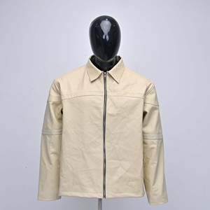 เสื้อแจ็คเก็ตทำงานผู้ชายสีเบจ หนัง PU ราคาส่งถูก พร้อมซิป ปิดคอปกแบบพับได้ ทรงปกติ สไตล์ฤดูใบไม้ร่วง รับผลิตแบบ OEM - Product Image 1