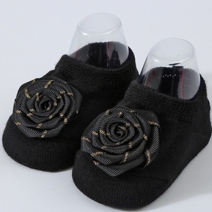 Chaussettes bébé élégantes beiges à motif floral rose, antidérapantes, en coton biologique tricoté, épaisseur standard, respirantes, pour nouveau-né, collection printemps - Product Image 6