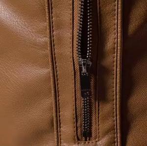 Chaqueta de Motociclista Unisex de Cuero PU Marrón Transpirable, Color Sólido, Cuello Alto, Cierre de Cremallera, Corte Ajustado, Largo Regular, Logotipo Frontal - Product Image 2