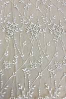 Tissu en dentelle brodée élégante avec perles et fleurs en polyester pour vêtements de mariée, matériau artisanal, fabricant de textiles de luxe OEM ODM en Inde