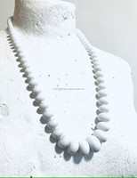 Collier pendentif en résine avec véritables fleurs de myosotis et feuilles de fougère, perles en forme de crochet, chaîne, style romantique, anniversaire, couleur et taille personnalisables