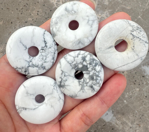Donuts en Cristal Naturel : Pierres de Howlite, Pierres Précieuses, Pierres de Reiki, Agate pour la Guérison - Product Image 2