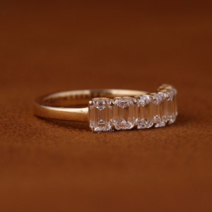 Bague demi-éternité en or massif 14 carats avec diamants de laboratoire taille émeraude 2,50 TCW, couleur VVS VS DEF, pour mariage - Product Image 2