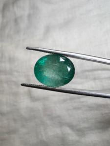 Émeraude naturelle zambienne ovale facettée de 6,22 carats de qualité supérieure pour bagues, pendentifs et bijoux - Product Image 1