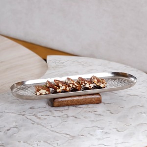 Bandeja de Servir Metálica Moderna y Lujosa, Bandeja Decorativa Dorada para Frutas y Aperitivos, Decoración Contemporánea para Mesa de Comedor y Hogar - Product Image 1