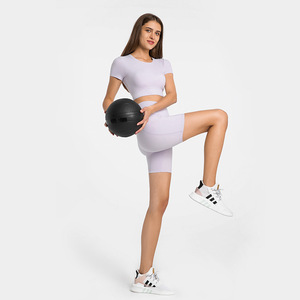Shorts de sport sans couture taille haute rouge pour femme – Idéal pour le yoga, l'entraînement, le fitness et la course – Couleur unie, tricoté et extensible - Product Image 2