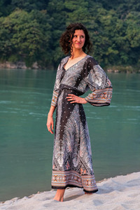 Vestido Maxi de Seda Indo-Occidental Hecho a Mano, Elegancia Redefinida, Escote Profundo en V y Mangas Campana Fluidas, a Precio de Fábrica - Product Image 3