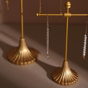 Expositor de joyería de metal dorado de estilo único para organizar collares y colgantes, ideal para una fácil selección y para regalar, procedente de la India. - Product Image 3