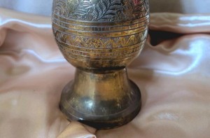 Maceta alta de latón grabado vintage con patrón floral esculpido, centro de mesa de metal para decoración de sala de estar, fabricante al por mayor - Product Image 5