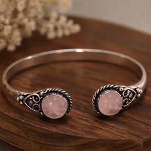 Bracelet manchette en quartz rose motif floral, plaqué or et argent, serti clos, design classique, en laiton, bijou unisexe, cadeau par Jewelry Town - Product Image 5