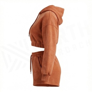 Conjunto de 2 piezas de top corto con capucha y pantalones cortos de forro polar para mujer con estampado geométrico y bolsillo con forma de corazón, ropa informal - Product Image 3