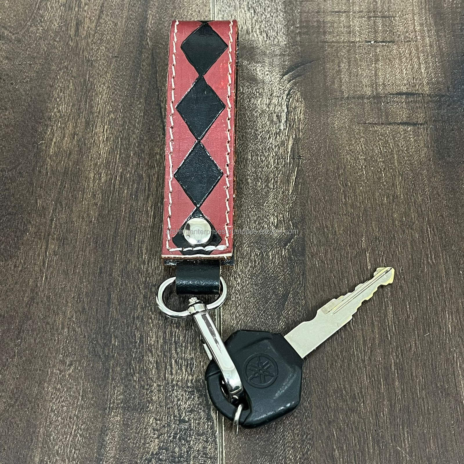 ลายตารางหมากรุกสีน้ำตาลและดำ