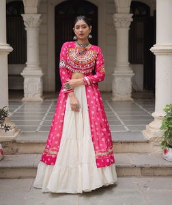 Collection de Lehenga Choli traditionnels indiens pour femmes, design ethnique, imprimé Bandhani, style Kutchi, pour occasions spéciales. - Product Image 1