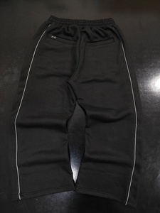 Survêtement personnalisé en silicone imprimé avec doublure réfléchissante sur toute la tenue, pantalon de jogging à jambe droite et sweat à capuche. - Product Image 5