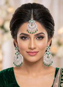 Ensemble de bijoux de créateur de luxe en argent finition argentée avec pierres vertes, comprenant des boucles d'oreilles et un Maang Tikka, pour femmes, mariages, mariées, festivals et soirées - Product Image 5