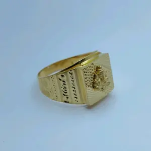 Bague signet élégante plaquée or 22 carats pour homme, avec une face carrée en zircon et un motif de treillis en briques complexe - Product Image 1