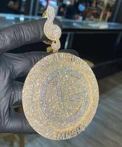 Pendentif médaillon personnalisé de luxe serti de pierres, finition or, moissanite VVS, bijoux hip-hop, aspect diamant - Product Image 1