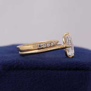 Ensemble de bagues à double bande en or massif 14 carats avec diamant taille Ashoka de 1,01 carat, cultivé en laboratoire, pour femme, idéal pour les fêtes, les promesses ou comme cadeau pour elle. - Product Image 3