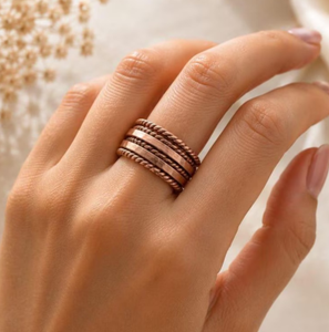 Anillo de Dedo de Cobre Puro con Acabado Pulido, Diseño Minimalista Antiguo de Cuerda Trenzada y Patrón Martillado, Accesorio Terapéutico Curativo - Product Image 5
