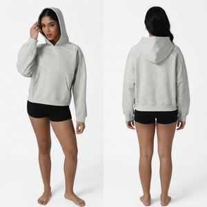Sweat-shirt à capuche unisexe en molleton gris à manches raglan avec poche kangourou - Product Image 6