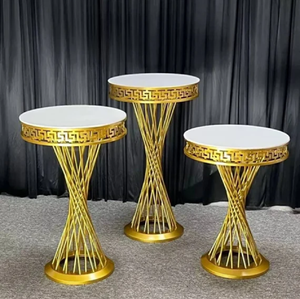 Magnifique ensemble de supports à gâteaux dorés en trois parties, avec dessus blancs et pieds en fil métallique tressé, disponible à prix de gros. - Product Image 1