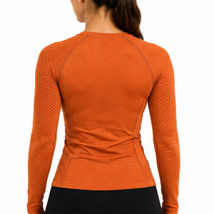 Camiseta de compresión para mujer diseñada con tecnología de tejido transpirable de recuperación elástica superior y ajuste cómodo - Product Image 2