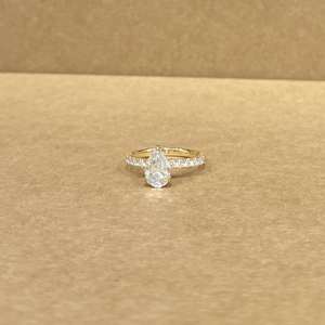 เครื่องประดับดีไซน์เนอร์ทองคำ 9KT สีเหลือง ประดับเพชรโมอิสซาไนต์ น้ำหนักรวม 5.120 กรัม ดีไซน์ทันสมัย หรูหรา เหมาะสำหรับงานแต่งงานและงานเลี้ยง - Product Image 1