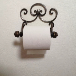 Support de papier toilette multifonctionnel en fer, étagère de rangement, organisateur de salle de bain, construction robuste et durable - Product Image 1
