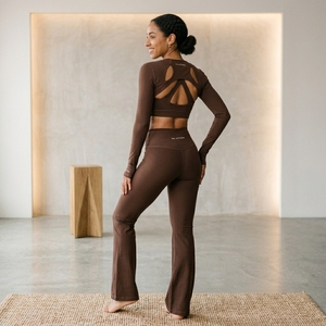 Ensemble de yoga marron uni pour femme : Crop top sans manches et leggings évasés taille mi-haute – Tenue de sport deux pièces pour gym et fitness - Product Image 4