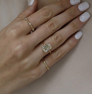 แหวนแต่งงานเพชรทรงเอเมอรัลด์คัท 4 กะรัต รับรองโดย GRA ดีไซน์มินิมอลสำหรับผู้หญิง ชุบทอง 14K แบบ 4 กรงเล็บ วงแหวนโค้งมนขนาด 1.8 มม. - Product Image 2