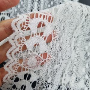 Tissu en dentelle extensible géométrique 17,5 cm en nylon et élasthanne à bord festonné pour lingerie, robes et confection de vêtements - Product Image 6