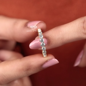 KIRTI JEWELRY แหวนแต่งงานแบบคลาสสิกประดับเพชรทรงกลมสีเหลืองทองสำหรับผู้หญิง สี G ธรรมชาติ ทรงเพรียวบาง สามารถสวมซ้อนกันได้ - Product Image 3