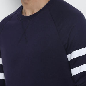เสื้อสเวตเชิ้ตคอกลมสีน้ำเงินกรมท่าสำหรับผู้ชาย แขนเสื้อแบบแร็กแลน แถบสีขาวลายทาง ทรงปกติ สวมใส่สบาย ผลิตจากผ้าฝ้ายถัก 100% - Product Image 3