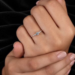Anillo de Compromiso y Boda de Lujo para Mujer, Plata de Ley S925 Premium, Cinco Piedras de Moissanita, Corte Brillante Redondo, Certificado IGI - Product Image 6