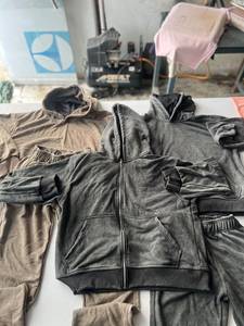 Survêtement de jogging 2-en-1 en polaire brodé pour homme avec capuche et cordon de serrage, style streetwear, service OEM, finition délavée - Product Image 2